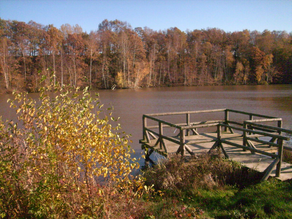 Kleiner Stausee mit Beobachtungsplattform